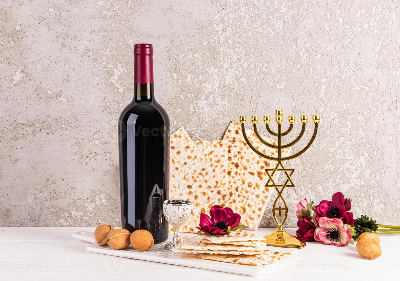 bellissimo festivo ancora vita per il ebraico Pasqua ebraica vacanza. davanti Visualizza di tradizionale Alimenti, kosher vino nel bicchiere bottiglia , candeliere menorah foto