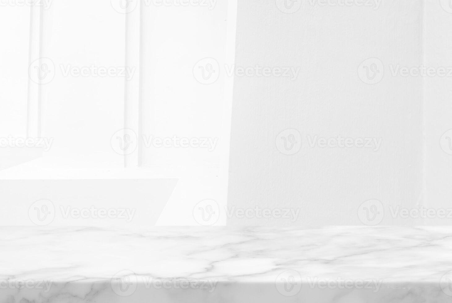 minimo bianca marmo tavolo angolo con illuminato calcestruzzo parete sfondo, adatto per Prodotto presentazione sfondo, Schermo, e finto su. foto