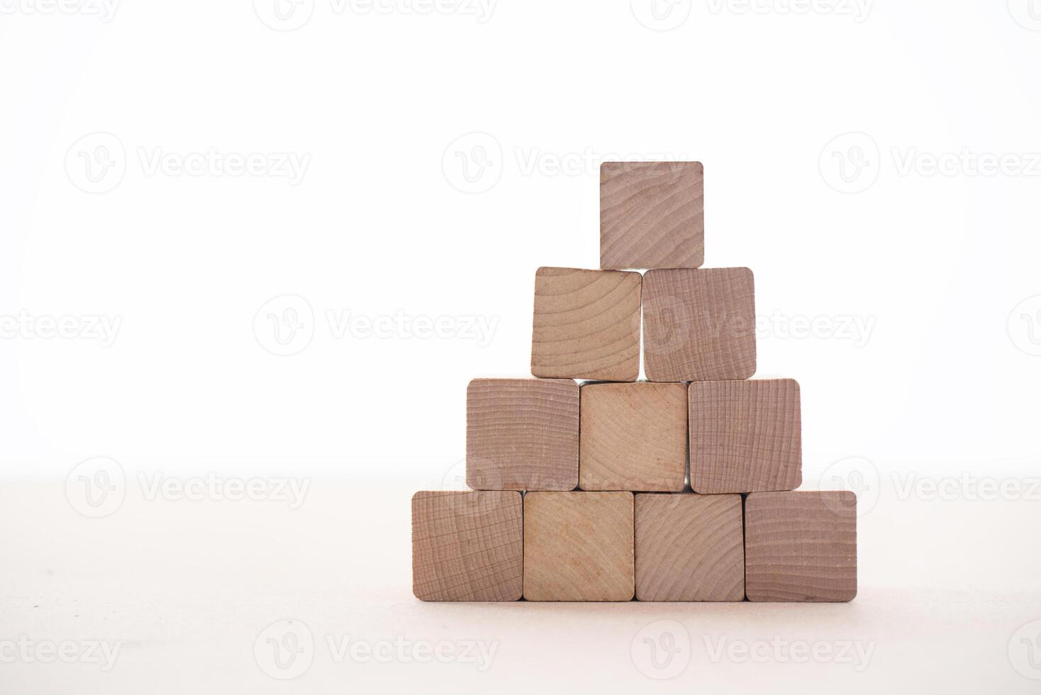 di legno blocchi posto su un' bianca sfondo rappresentare il stabilità di fare attività commerciale. foto