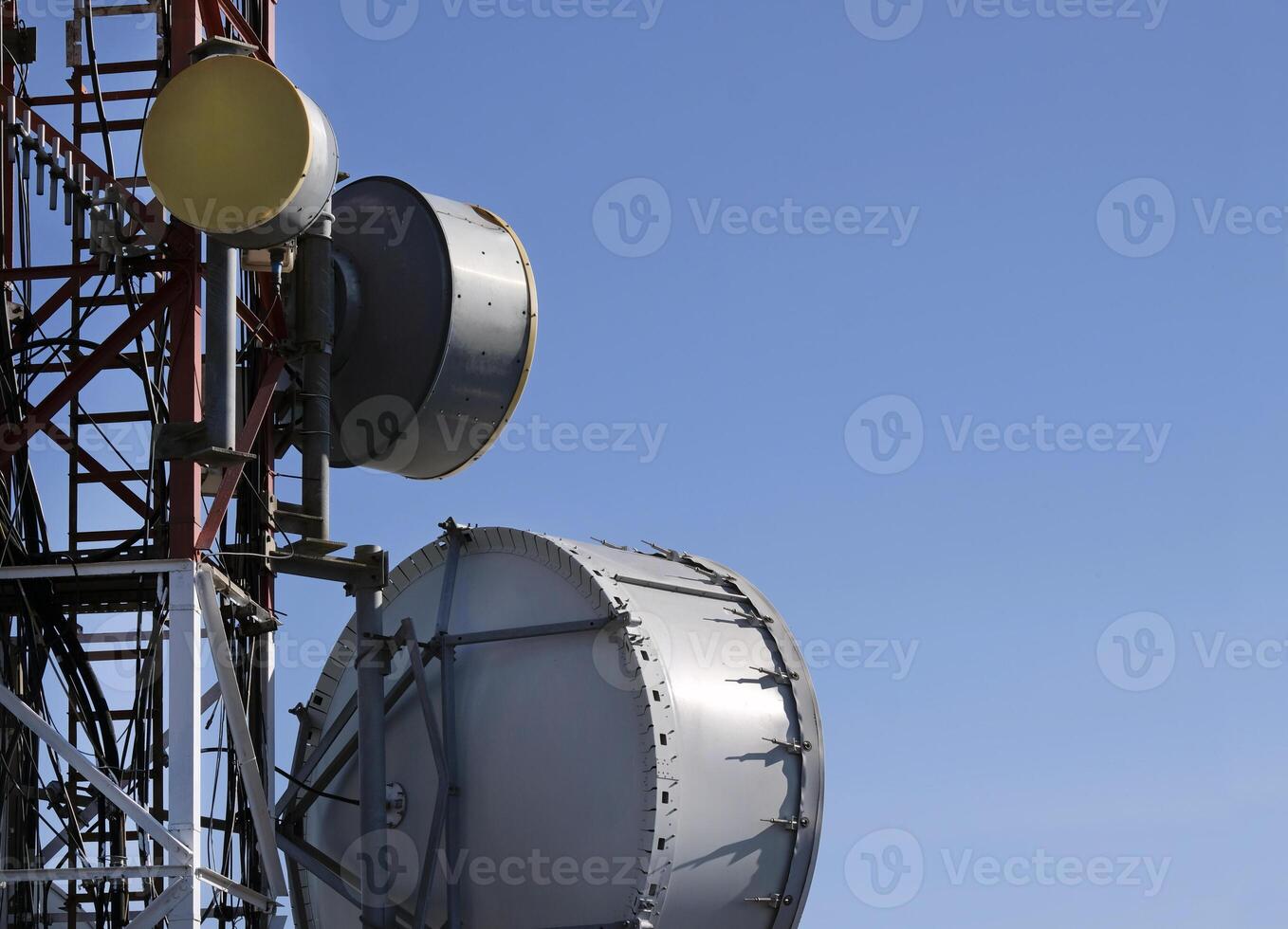 telecomunicazione antenna con multiplo satellitare piatti contro il blu cielo foto