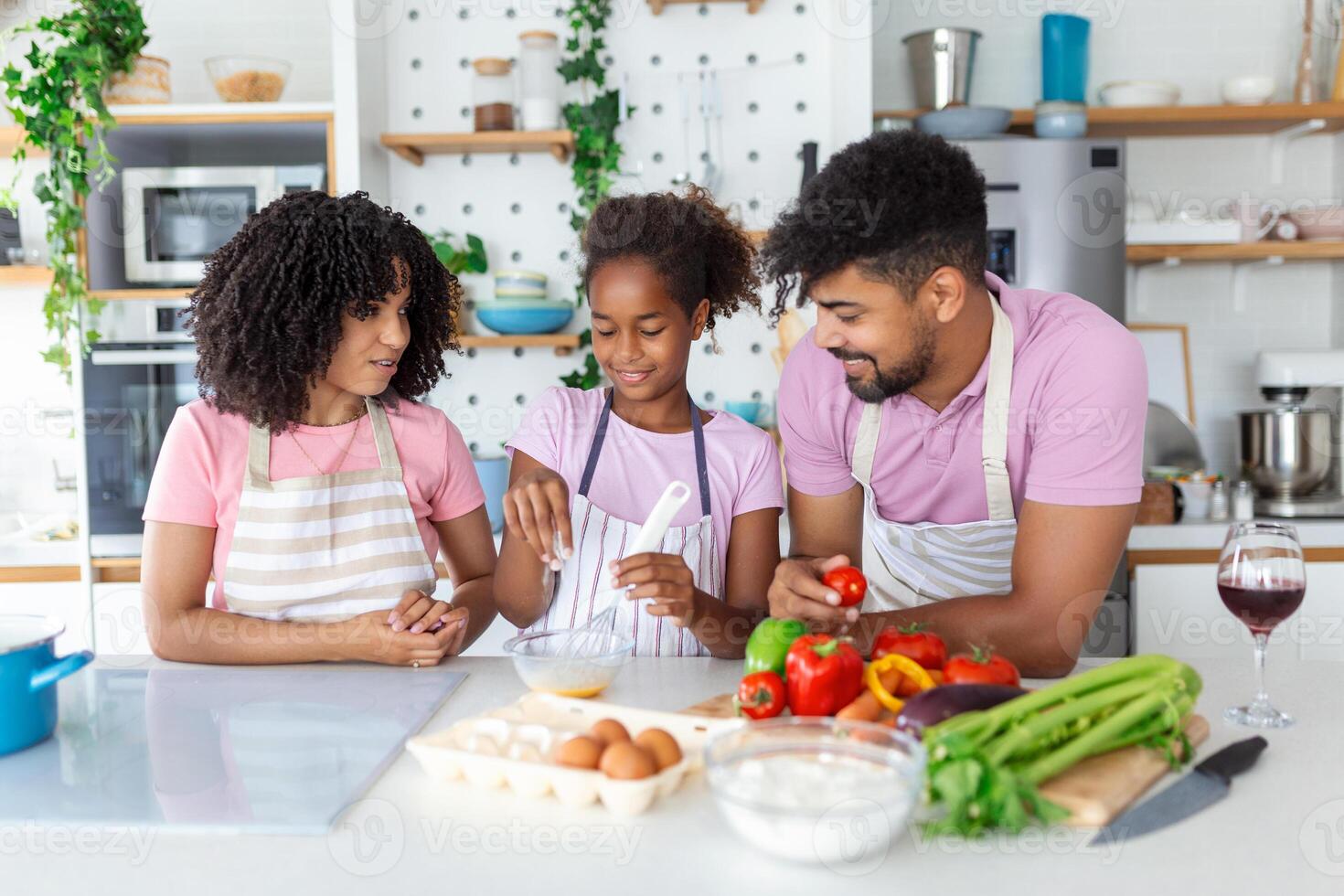 piccolo adorabile ragazzo ragazza preparazione torta con amorevole cura genitori su domestico cucina, giovane famiglia godere cucinando processi a casa, insegnamento bambino, trascorrere fine settimana insieme, aiuto, contento paternità concetto foto