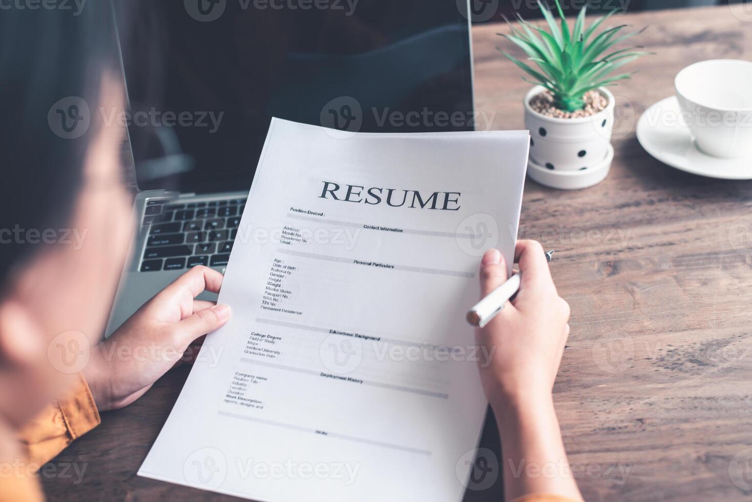 persone siamo rivedere lavoro applicazioni prima Riempimento su loro curriculum vitae su il lavoro applicazione modulo nel ordine per applicare per un' lavoro a un' azienda. foto