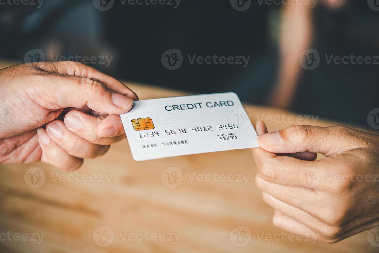 Da donna mani Tenere un' credito carta e opera su il computer portatile in linea pagamento per in linea shopping foto
