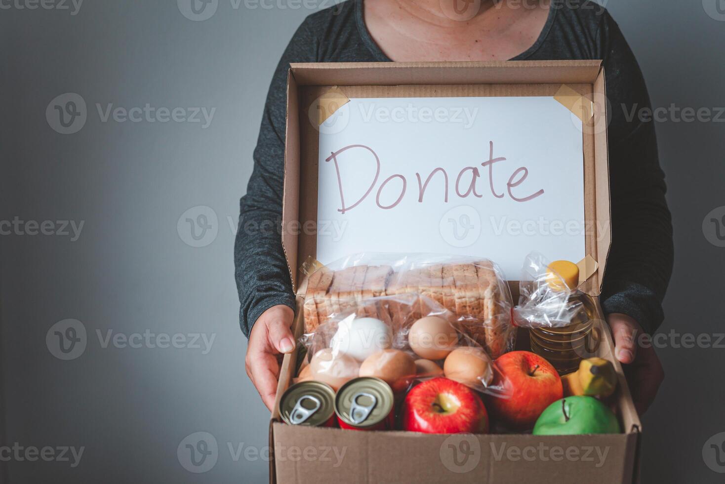 volontari con donazione scatole per il bisognoso e fornire essenziale forniture per Aiuto durante il peste covid19. foto