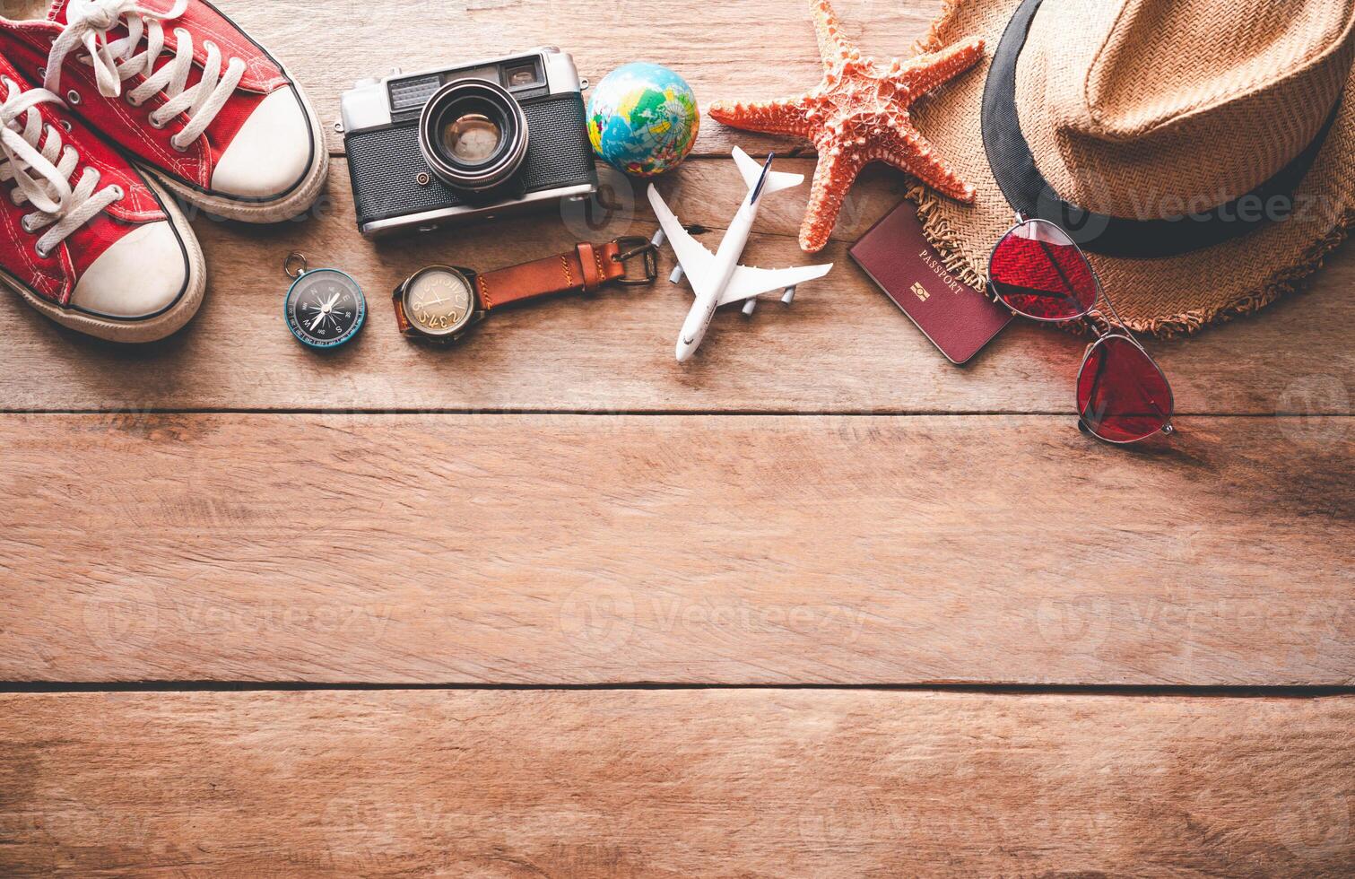 proteggere covid-19 mentre in viaggio. viaggio Accessori costumi. passaporti, bagaglio, il costo di viaggio mappe preparato per il viaggio .concetto nuovo normale stile di vita foto