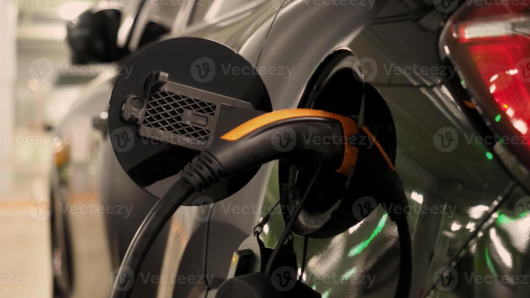 elettrico veicolo auto o ev auto parcheggio a ricarica stazione e tappato energia cavo la fornitura. caricare energia per ev o ibrido auto batteria. verde energia e eco energia di mondo futuro trasporto. ev energia foto