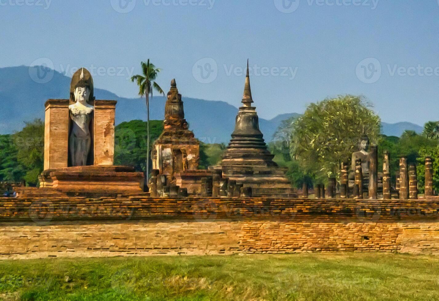 wat mahathat tempio nel Sukhothai storico parco, unesco mondo eredità luogo, Tailandia foto