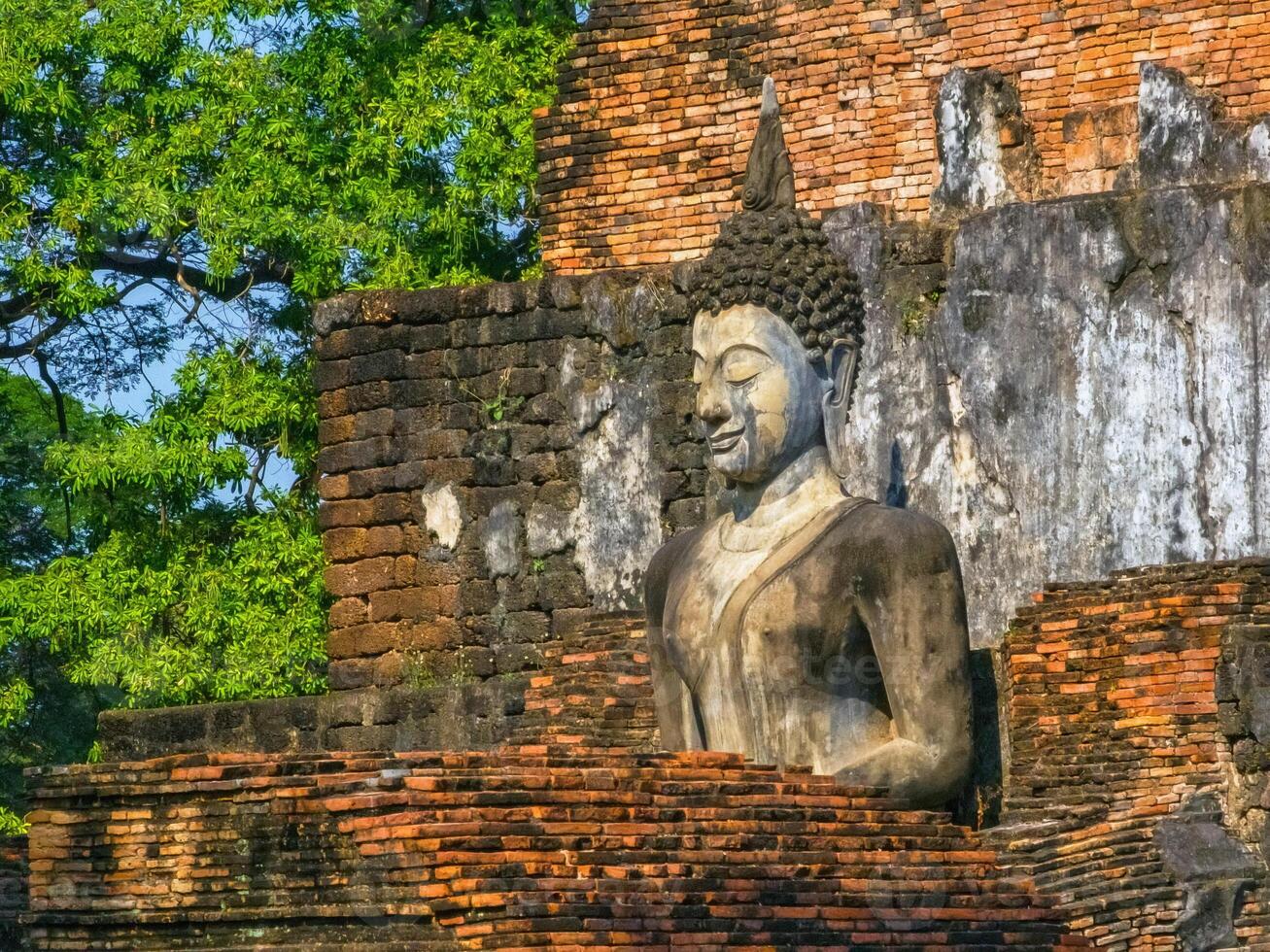 Budda a wat mahathat tempio nel Sukhothai storico parco, unesco mondo eredità luogo, Tailandia foto