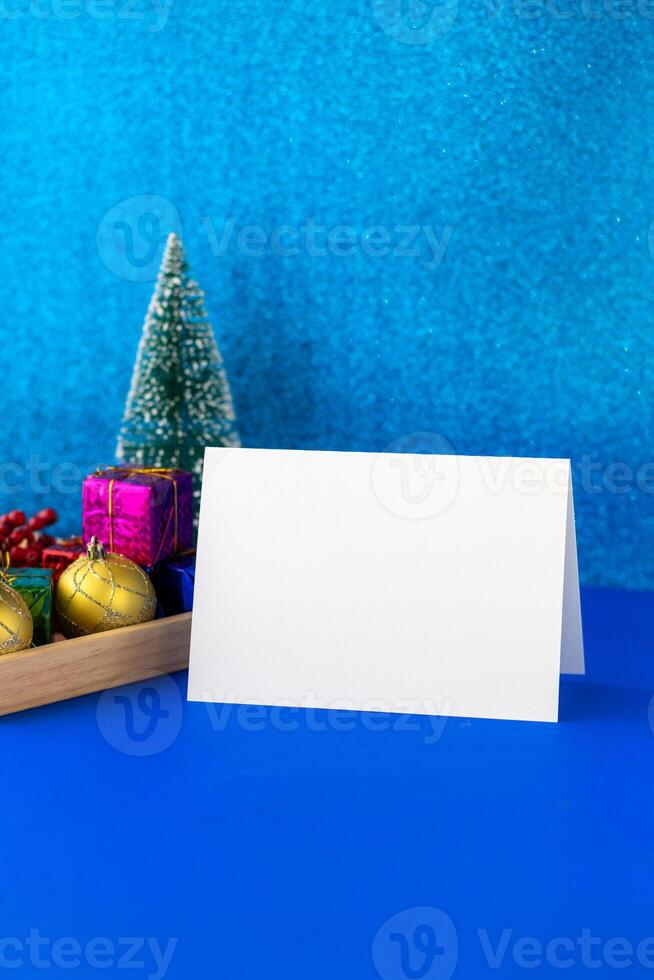Natale sfondo con bianca carta modello, blu luccicante parete, e ornamenti su blu Marina Militare desktop. foto