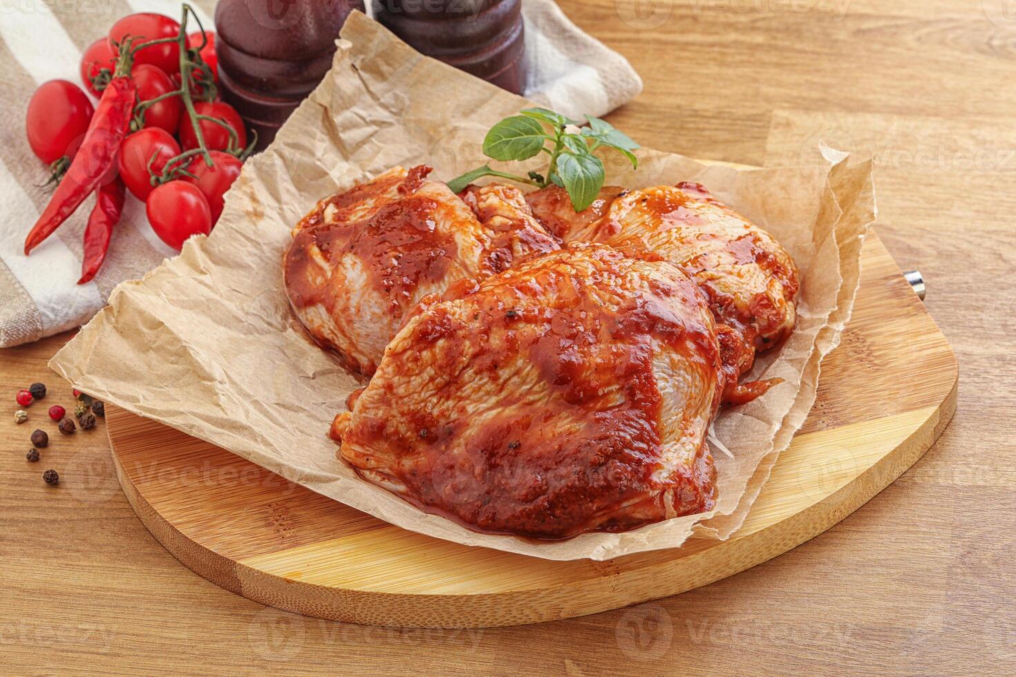 coscia di pollo marinata in salsa di pomodoro foto