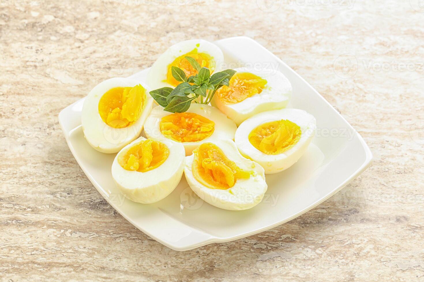 uovo di gallina sodo per colazione foto