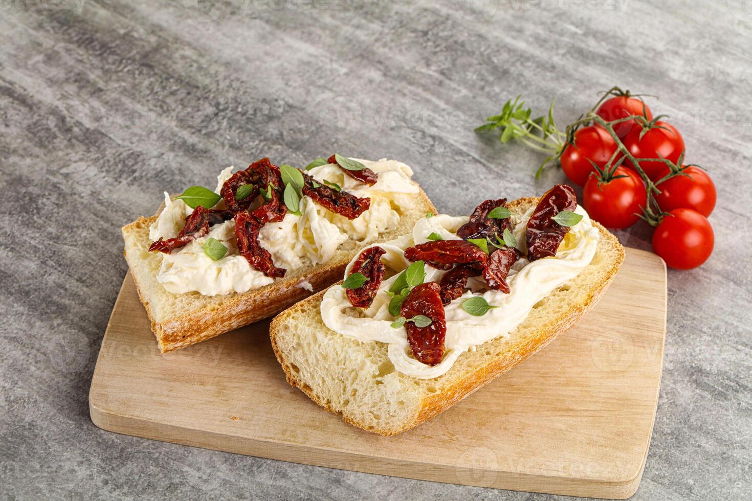 Bruschetta con strachatella e asciutto pomodoro foto