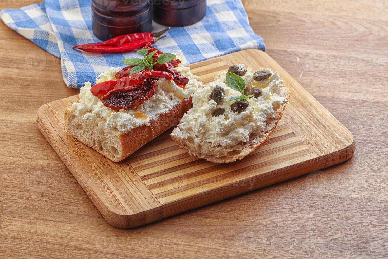 bruschetta con capperi al formaggio molle e pomodoro foto