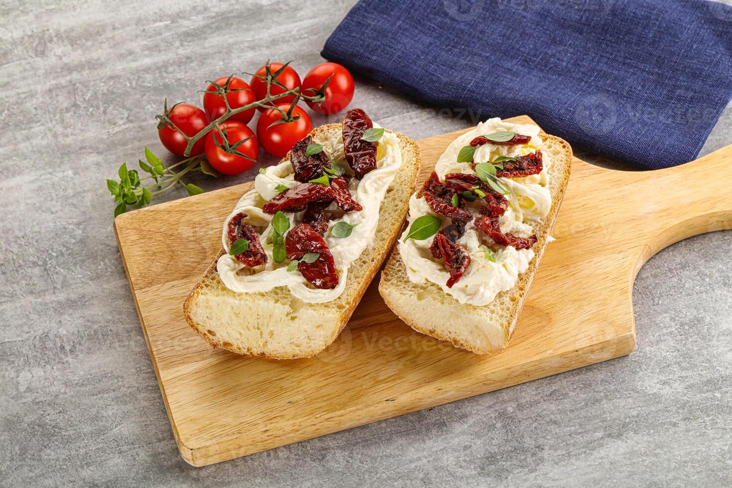 Bruschetta con strachatella e asciutto pomodoro foto