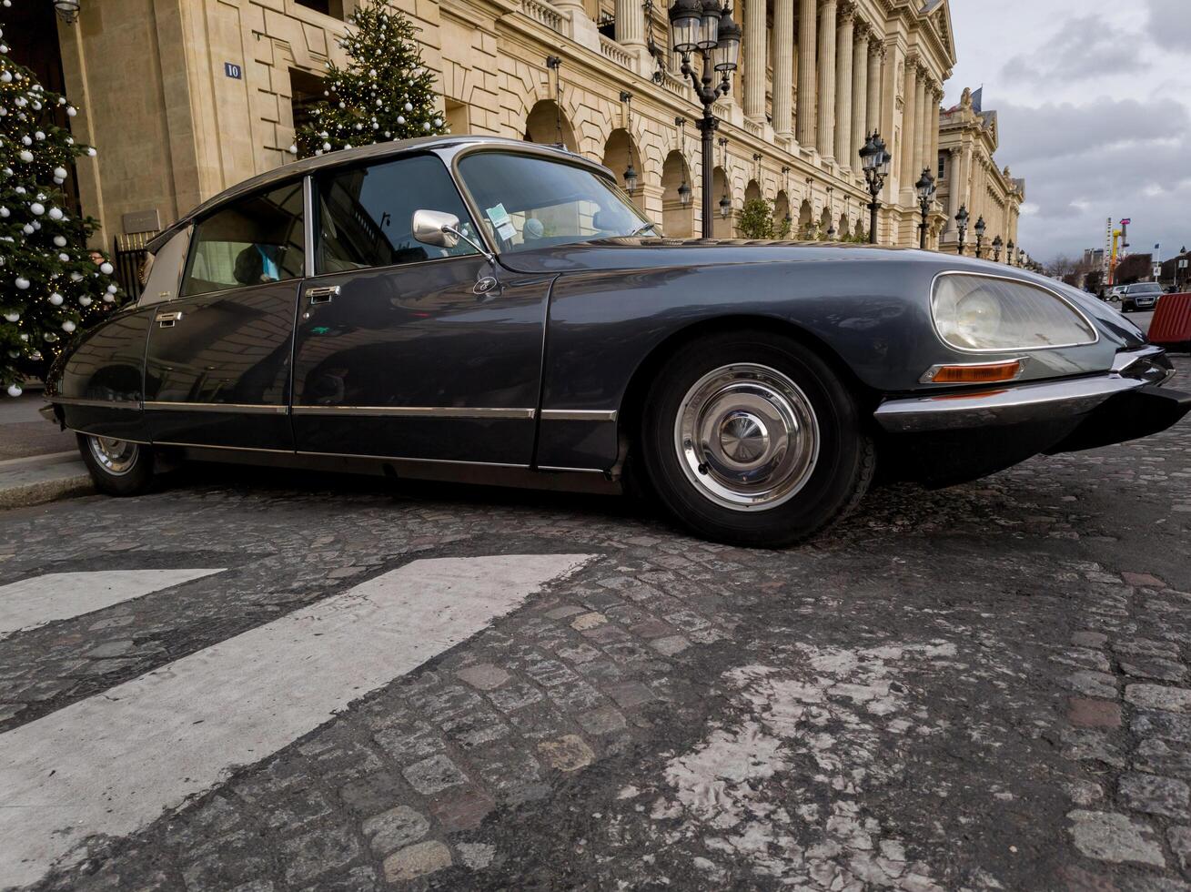 Francia, Parigi, gennaio 08, 2024 - citroen ds 23 francese vecchi tempi auto foto