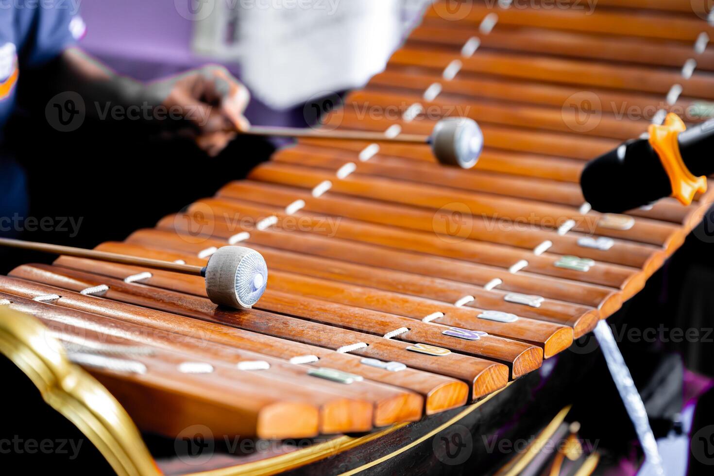 tailandese xilofono 'ranat' nel musicale prestazione. un dell'artista mani giocando un' tradizionale tailandese xilofono, chiamato un' Ranat, con tessuto mazze, durante un' culturale musicale prestazione. foto