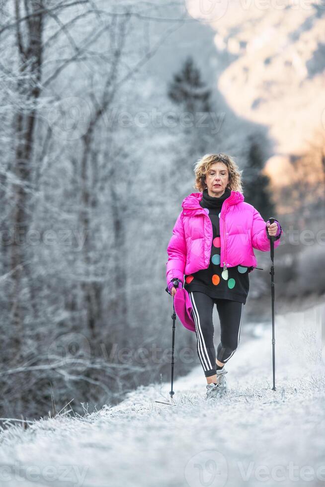 donna pratiche nordico a piedi nel il neve foto