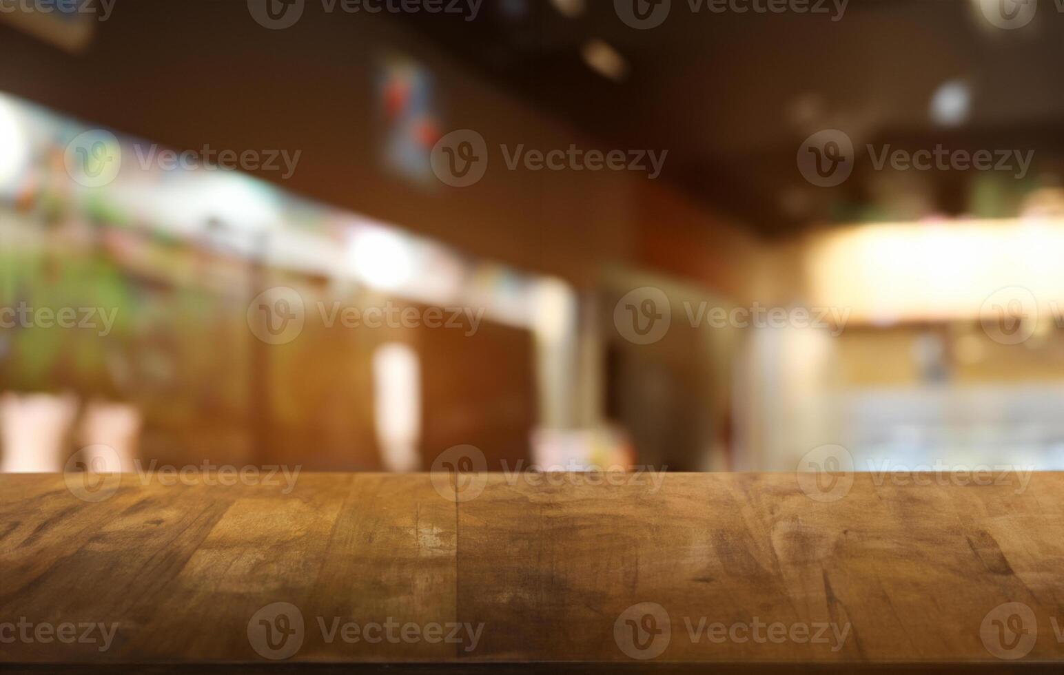 vuoto buio di legno tavolo nel davanti di astratto sfocato bokeh sfondo di ristorante . può essere Usato per Schermo o montaggio il tuo prodotti.mock su per spazio. foto