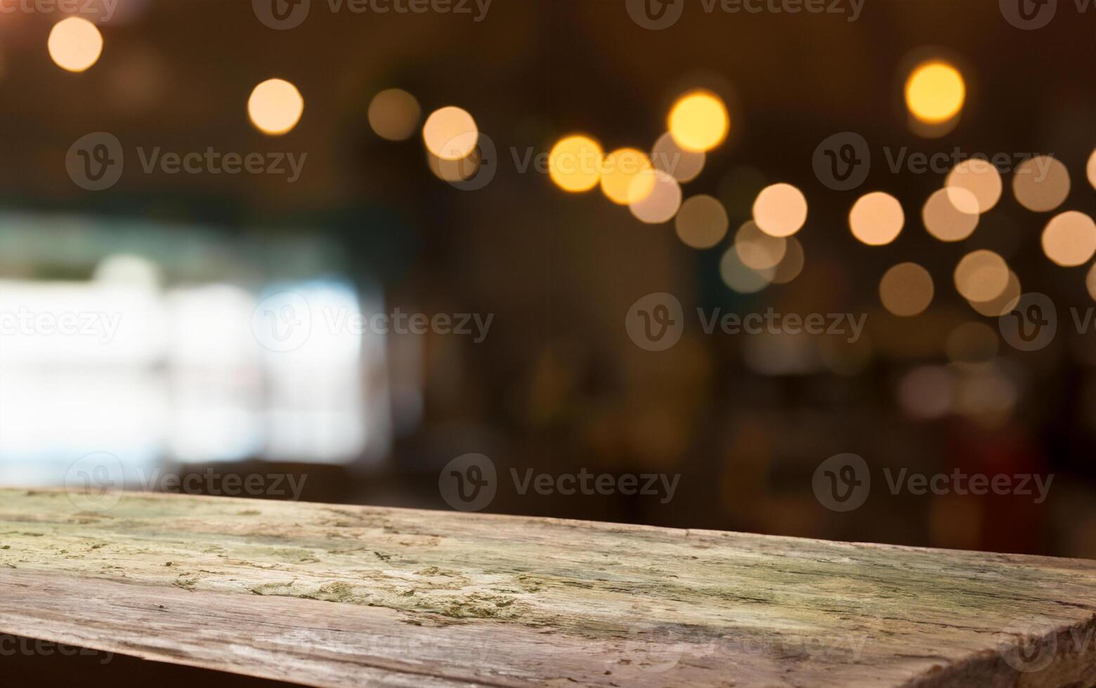 vuoto legna tavolo superiore su sfocatura leggero oro bokeh di bar ristorante nel buio sfondo foto