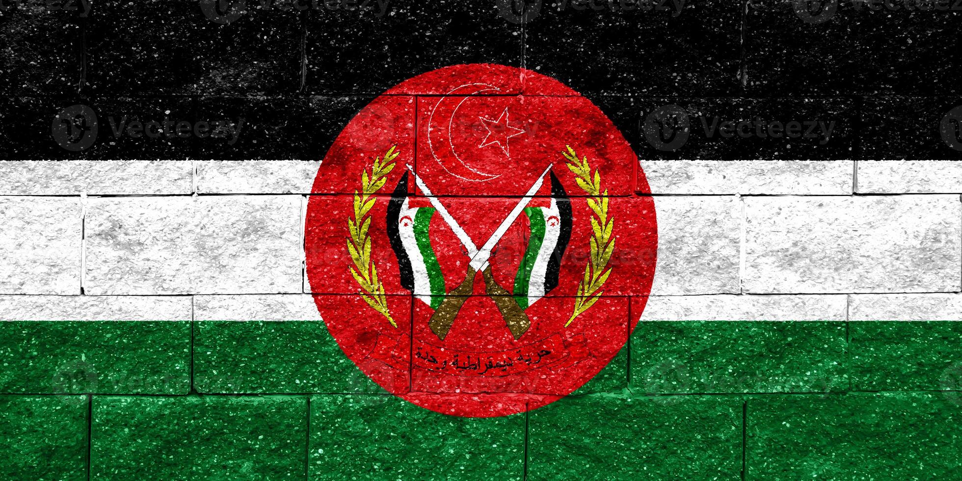 bandiera e cappotto di braccia di occidentale sahara su un' strutturato sfondo. concetto collage. foto