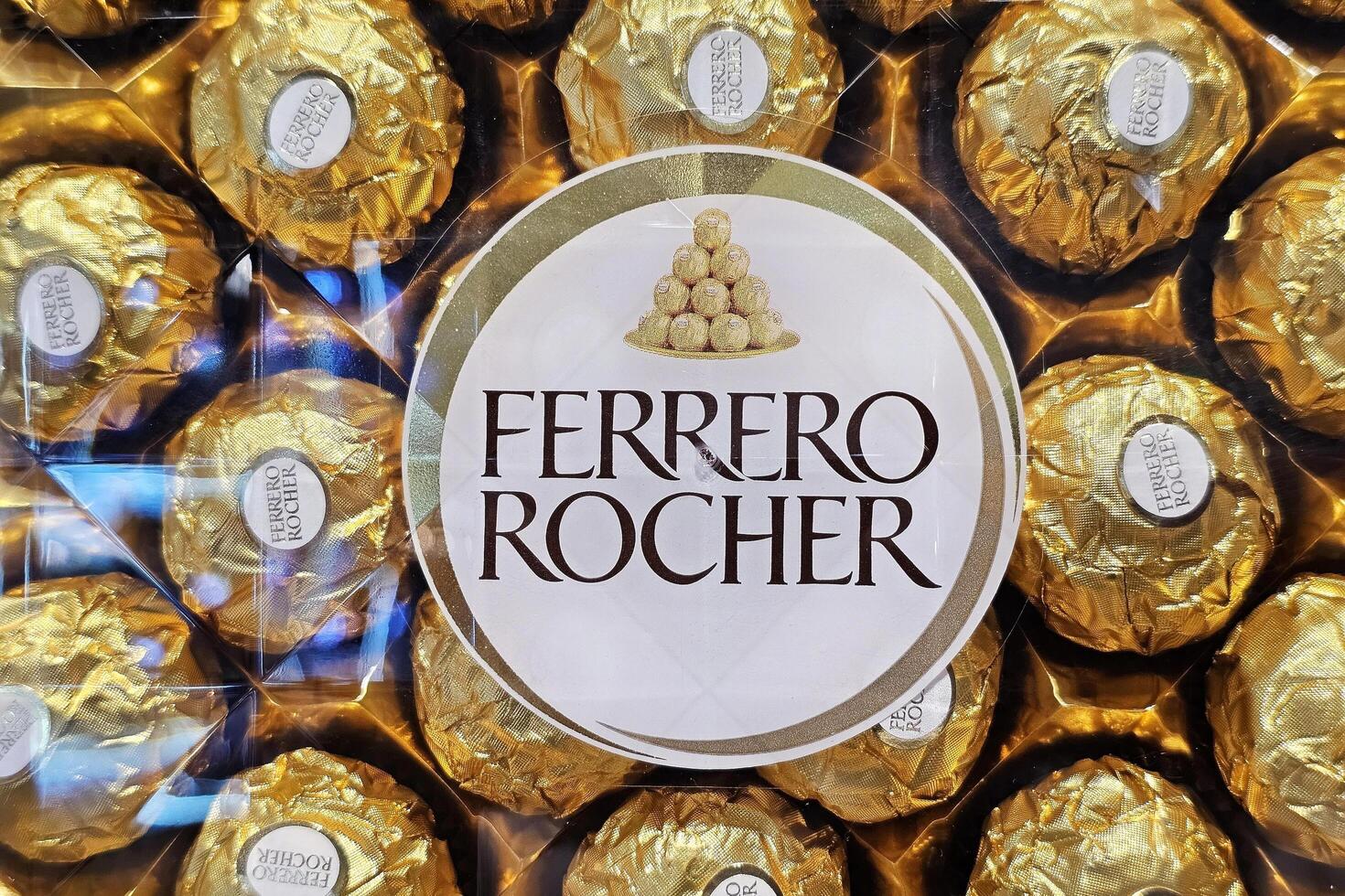 bangkok, Tailandia settembre 07, 2023 ferrero Rocher etichetta su il scatola. ferrero Rocher è è un' famoso cioccolato e nocciola confetteria, introdotto nel 1982. foto