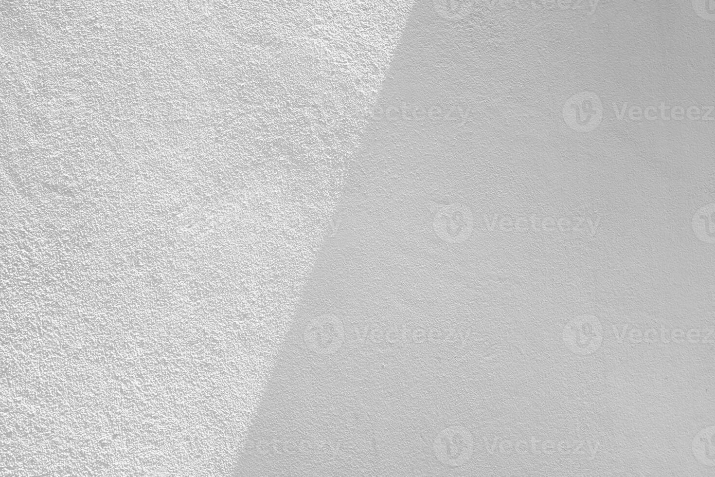 bianca stucco parete con ombra e leggero fascio su superficie, adatto per fabbricazione sfocatura per moltiplicare e copertura su Prodotto presentazione. foto