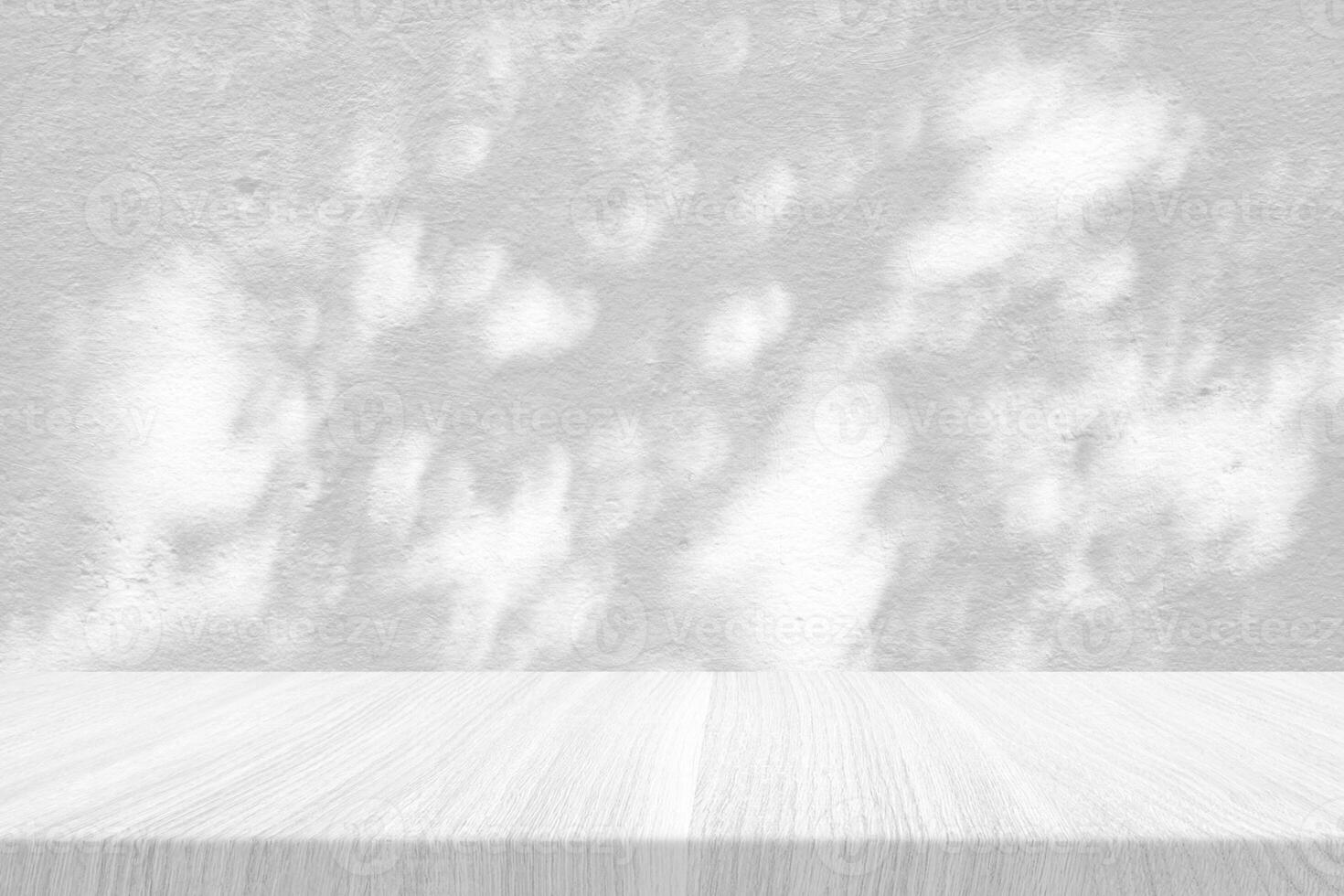 bianca legna tavolo con albero ombra su calcestruzzo parete struttura sfondo, adatto per Prodotto presentazione sfondo, Schermo, e finto su. foto