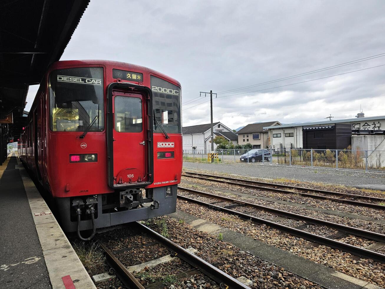 colpire un, Giappone novembre 12, 2023 rosso diesel auto 200 cc a colpire un stazione dove è un' ferrovia stazione su il kyudai principale linea operato di jr kyushu nel colpire un. foto