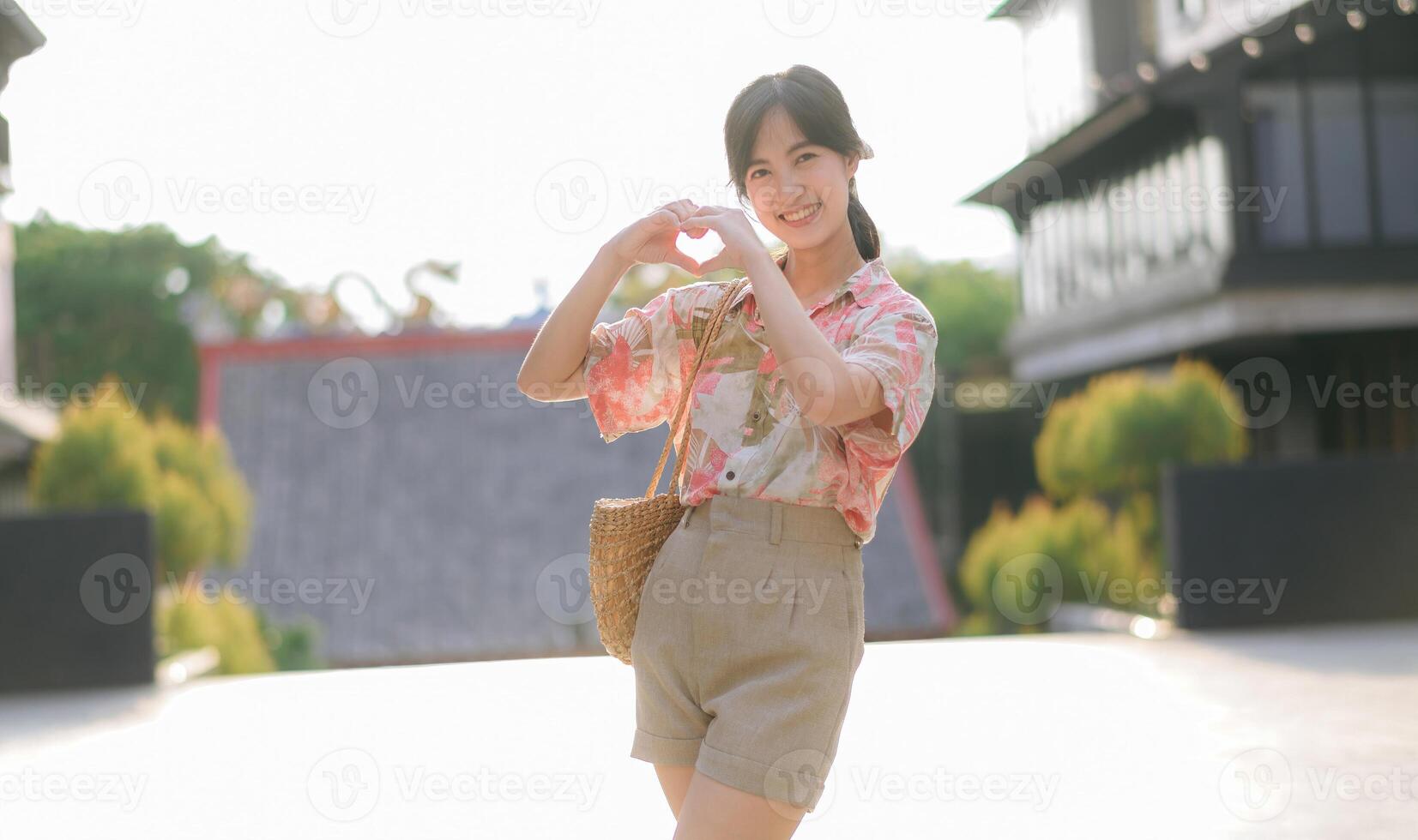 ritratto bellissimo giovane asiatico donna su estate vacanza vacanza viaggio nel Tailandia. giovane fricchettone femmina turista giro turistico estate urbano bangkok destinazione. Asia estate turismo concetto. foto