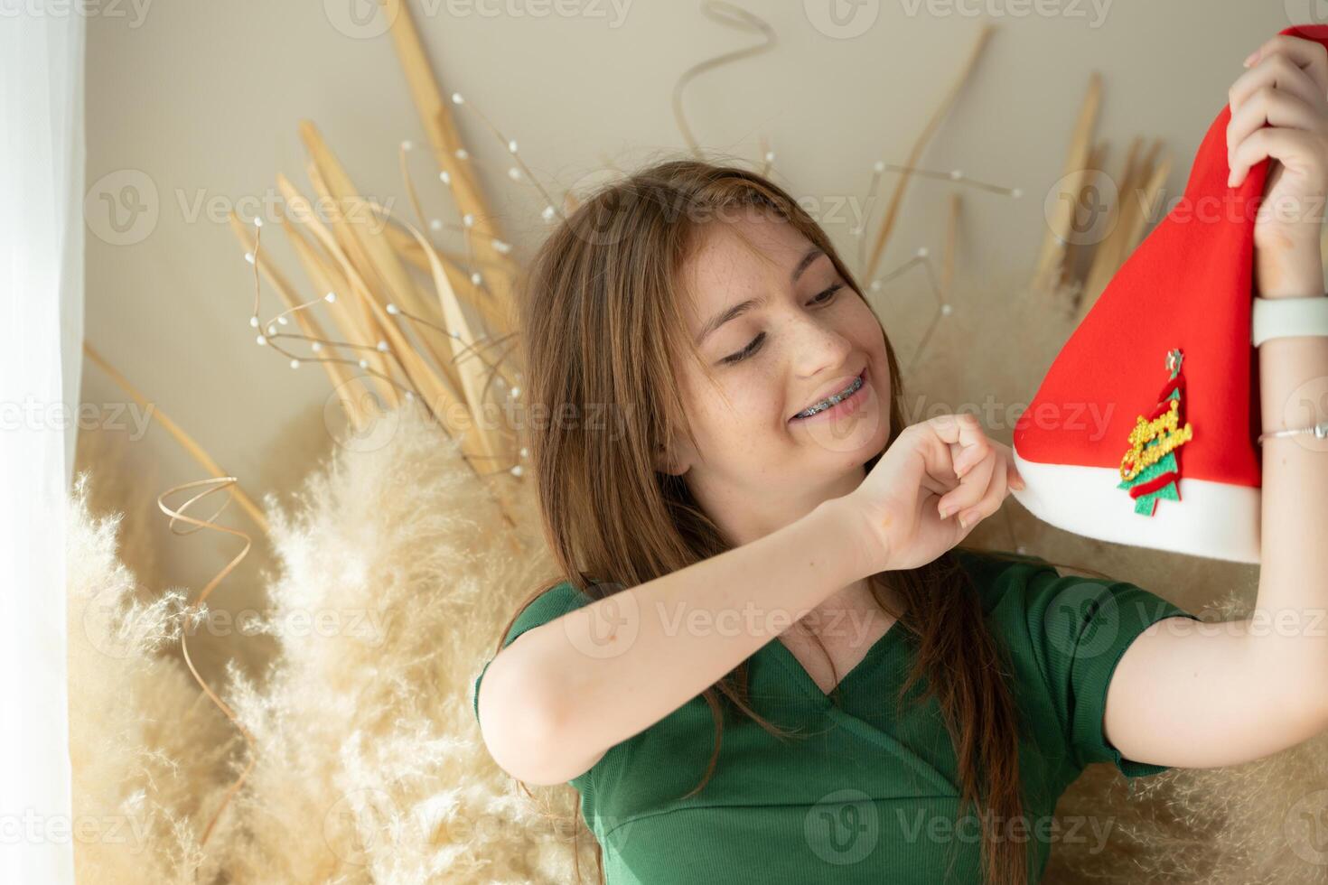 ritratto di adolescenziale ragazza con Santa cappello. foto