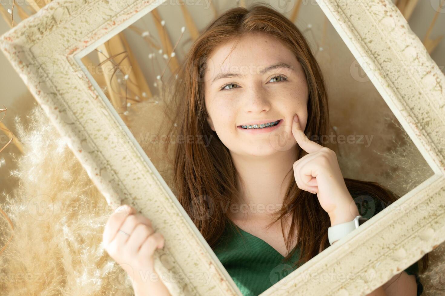 ritratto di adolescenziale ragazza con bretelle nel immagine telaio foto