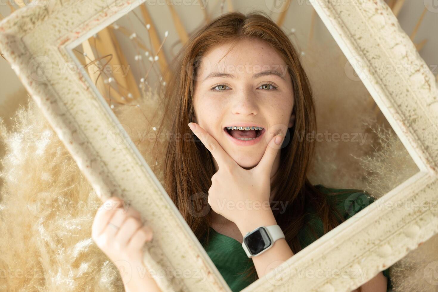 ritratto di adolescenziale ragazza con bretelle nel immagine telaio foto