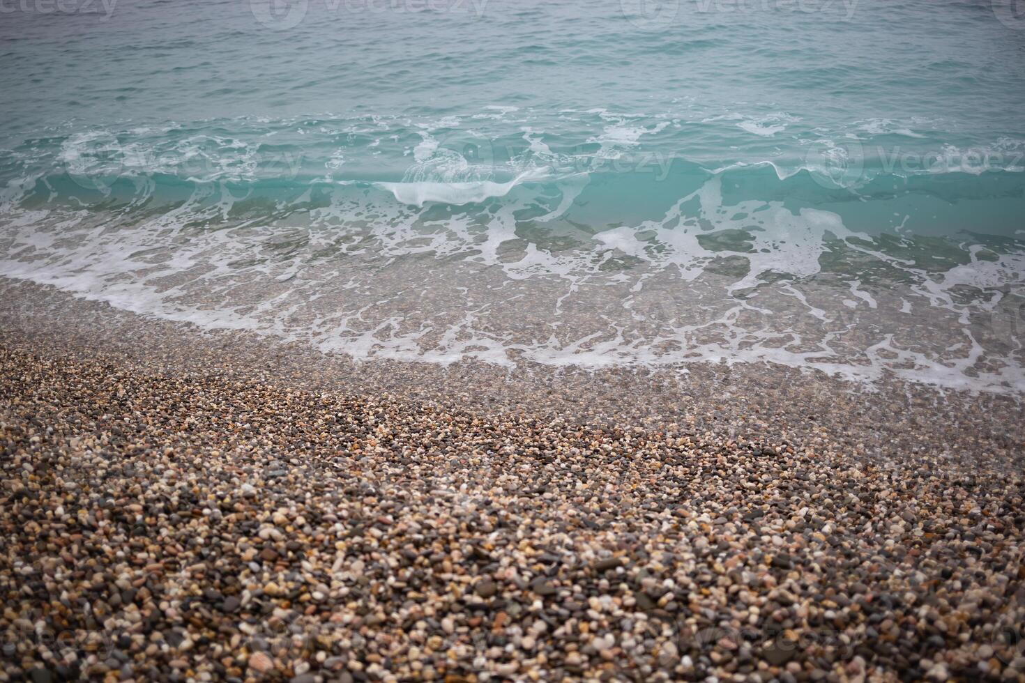 onda su il ciottolo costa. grande sfondo per il tuo design foto