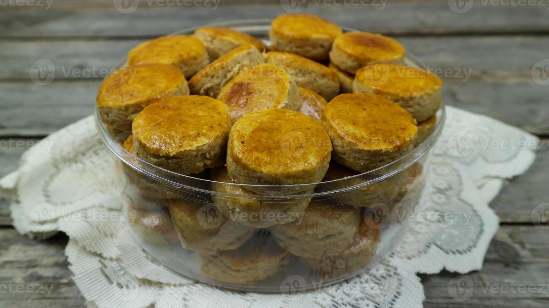 kue kacang o arachide burro biscotti, fatti in casa biscotti per eid mubarak. arachide torta o kue kacang è un' cibo quello è spesso servito su vacanze o su eid al-Fitr nel Indonesia nazione. foto