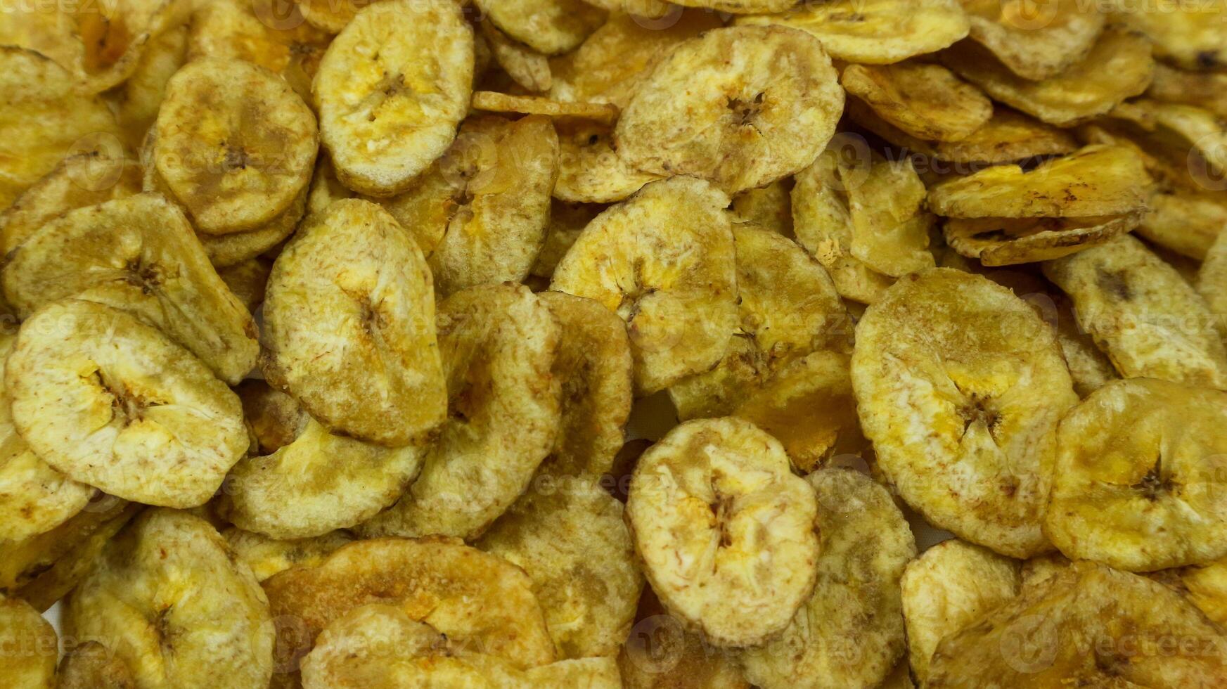 un' ciotola di dolce Banana fritte patatine fritte o keripik pisang manis su un' piazza modello tovagliolo e bianca sfondo. popolare indonesiano tradizionale merenda. selettivo messa a fuoco. foto