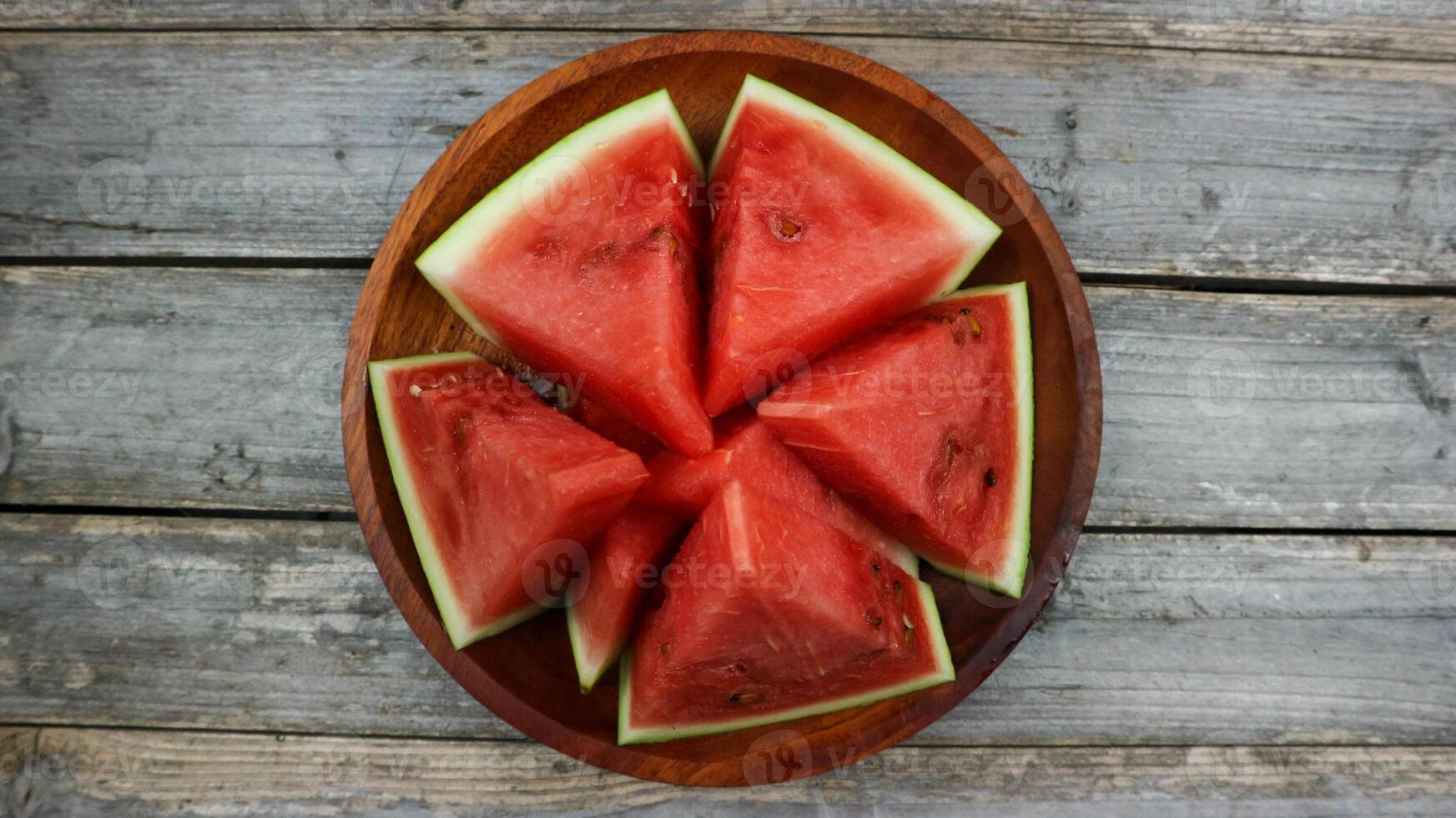 rosso anguria fette su di legno piatto e isolato su grigio tavola sfondo. salutare cibo, vegano. antiossidante foto