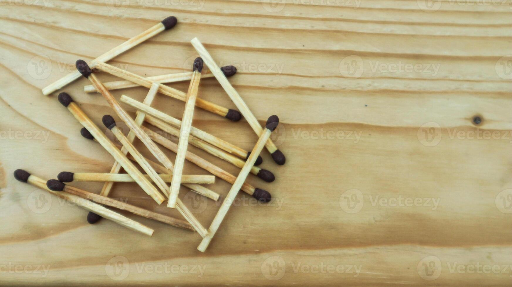 di legno incontro bastoni isolato su di legno tavolo. foto