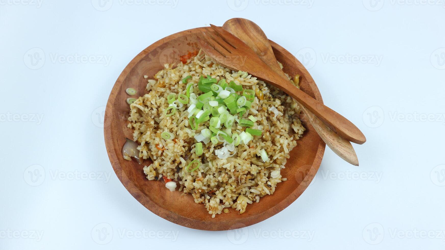 nasi goreng - indonesiano pollo fritte riso su di legno piatto isolato su bianca. nasi goreng è un indonesiano cucina piatto con gelsomino Riso, pollo carne, cipolla, uovo, verdure. indonesiano cibo. foto