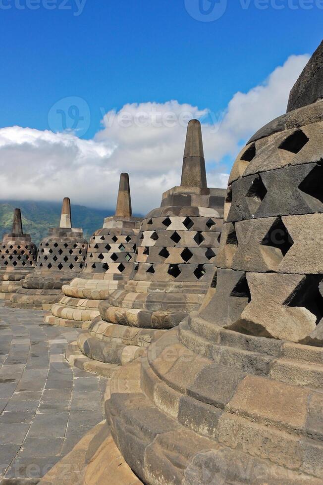 stupa nel serie nel Borobudur tempio, Indonesia foto