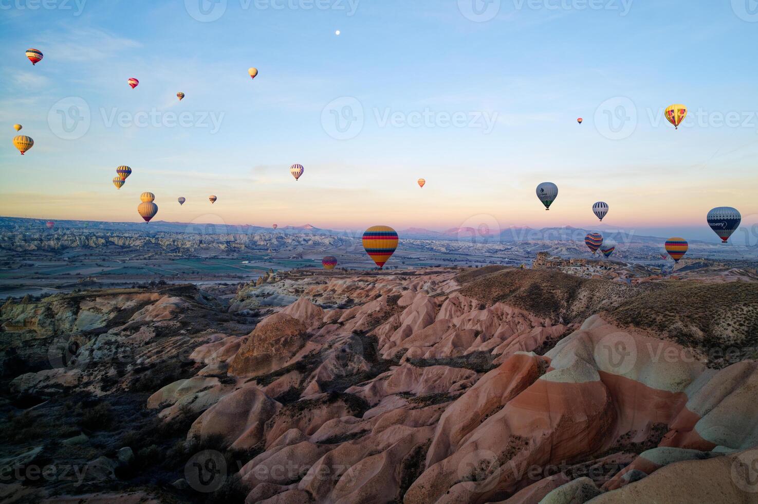 caldo aria Palloncino volo nel goreme nel tacchino durante Alba. cavalcata nel un' caldo aria Palloncino, il maggior parte popolare attività nel cappadocia. romantico e famoso viaggio destinazione. foto