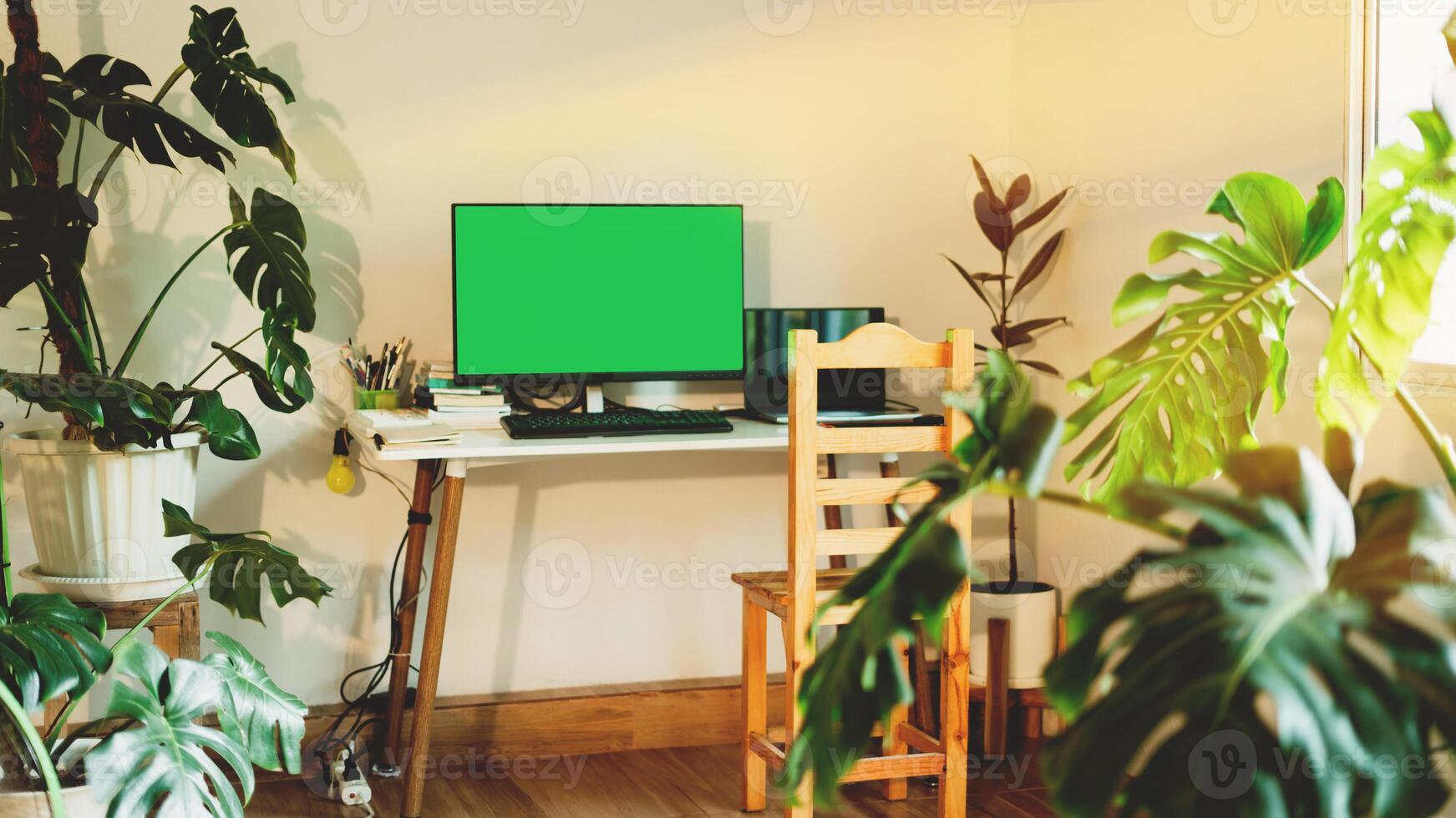 del desktop spazio di lavoro con Collegare per il computer portatile con hdmi cavo Diviso verde schermo finto su tenere sotto controllo in partenza spazio per testo foto