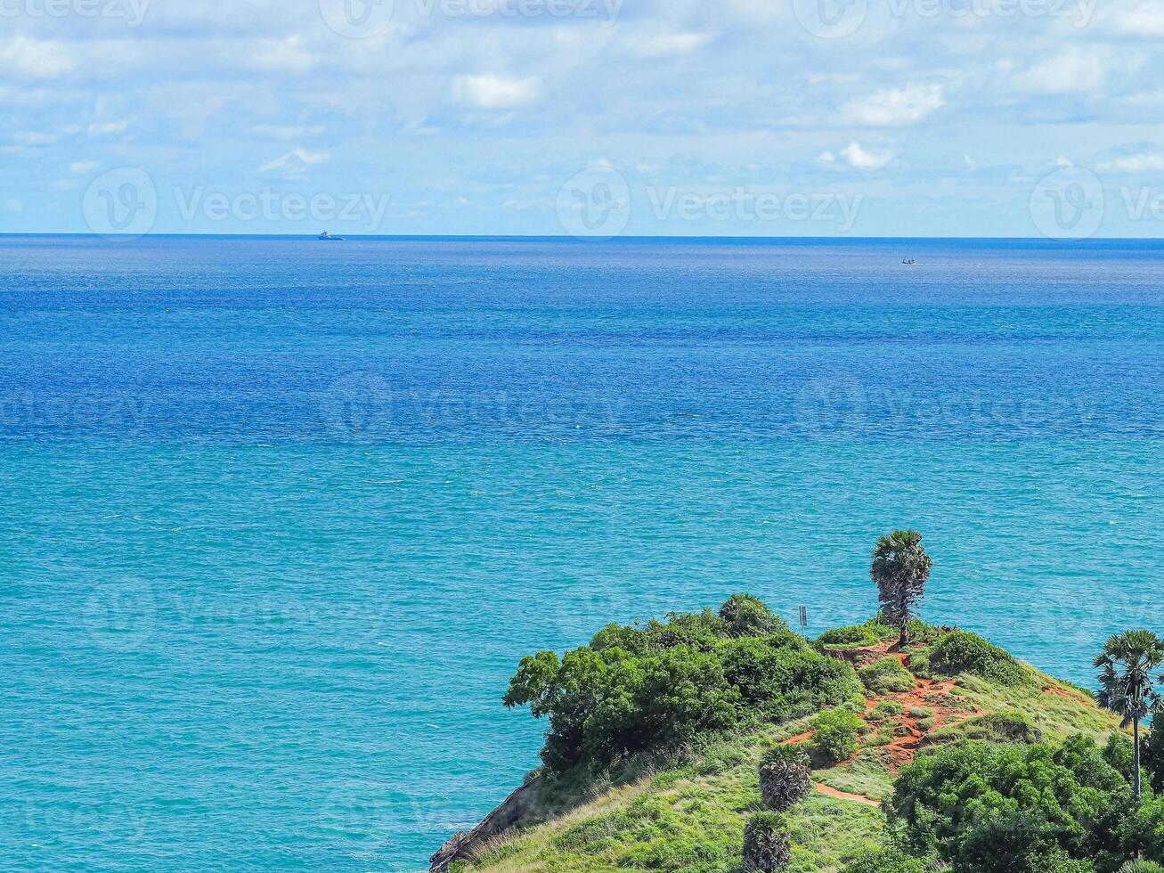 paesaggio bellissimo di il mare a il promthep mantello, Phuket Provincia, Tailandia. uno di il famoso turista attrazioni nel Phuket. vacanza concetto foto