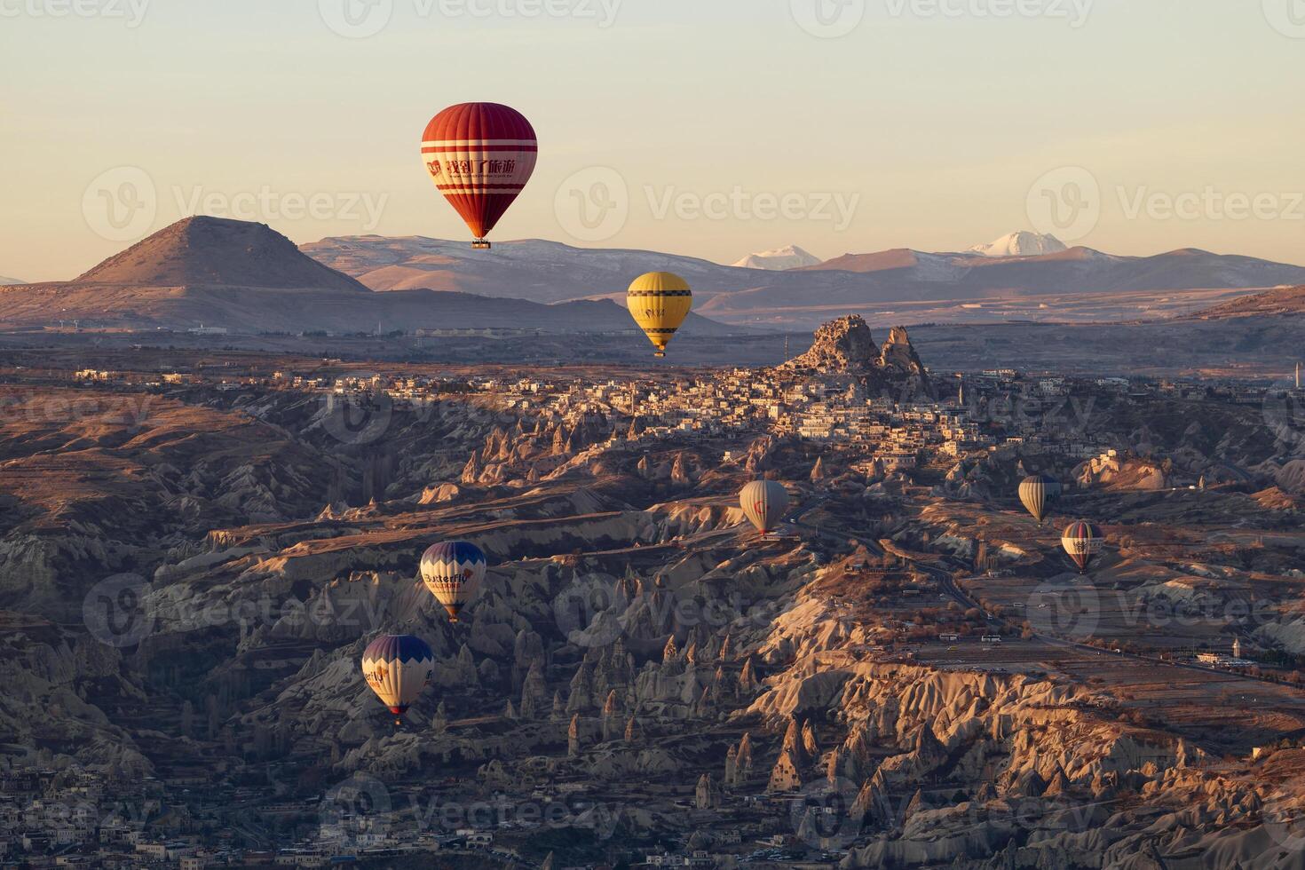 caldo aria Palloncino volo nel goreme nel tacchino durante Alba. cavalcata nel un' caldo aria Palloncino, il maggior parte popolare attività nel cappadocia. romantico e famoso viaggio destinazione. foto