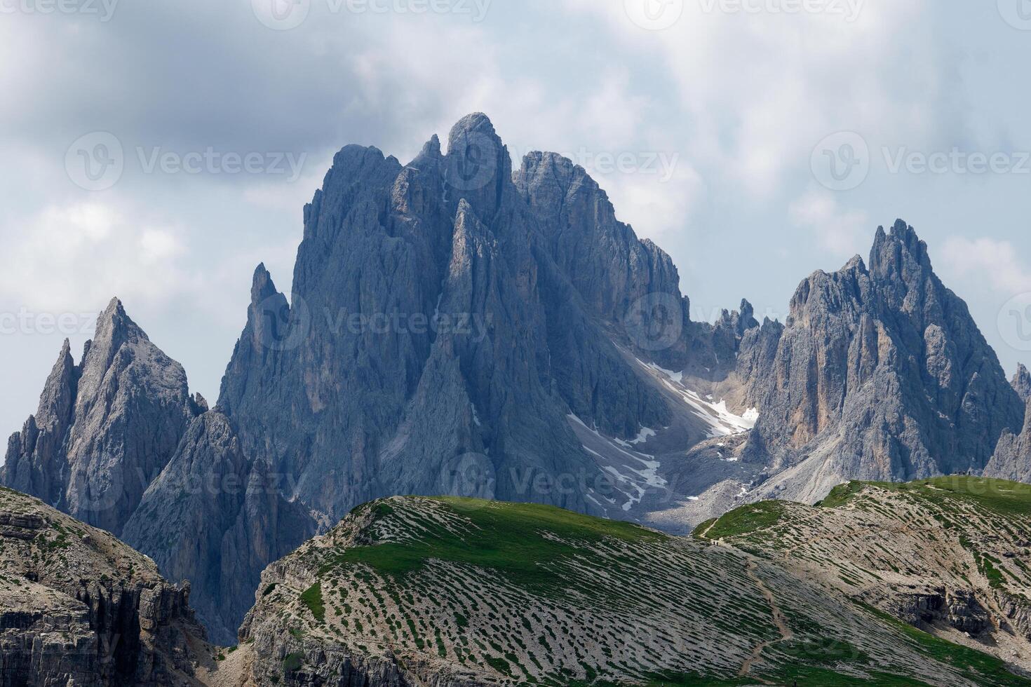 cadeni di misurina montagne durante un' soleggiato giorno con alcuni nuvole. dolomiti, Italia. drammatico e cinematico paesaggio. foto