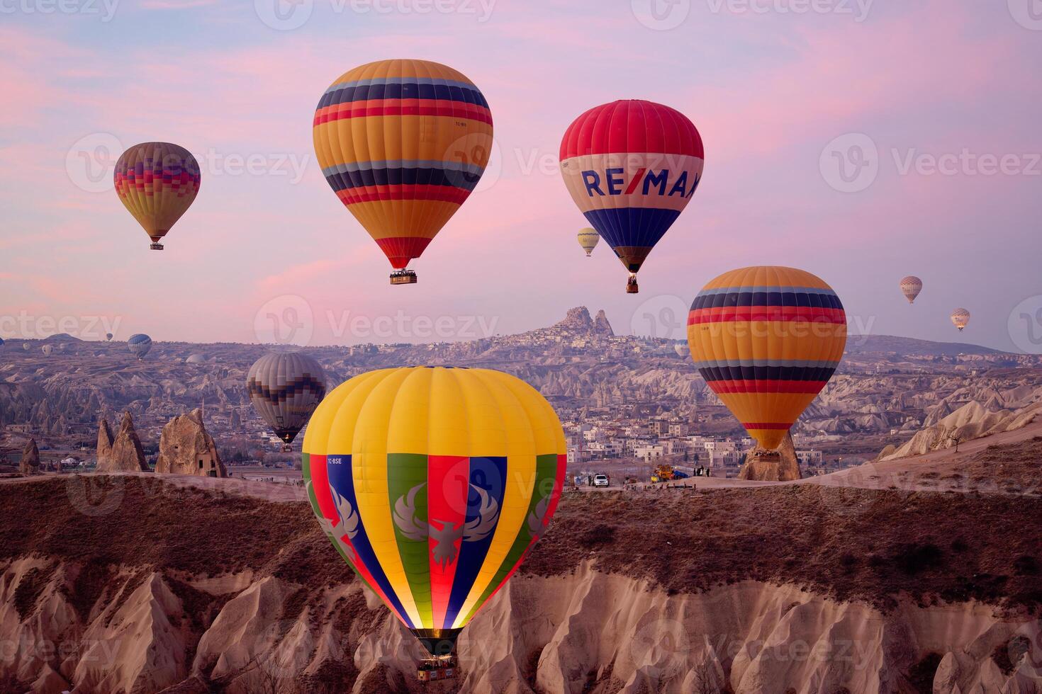 caldo aria Palloncino volo nel goreme nel tacchino durante Alba. cavalcata nel un' caldo aria Palloncino, il maggior parte popolare attività nel cappadocia. romantico e famoso viaggio destinazione. foto