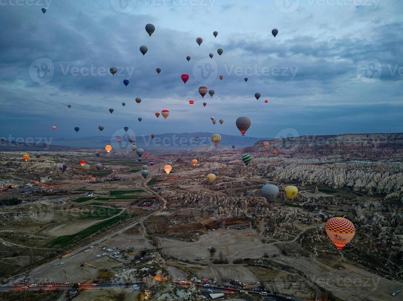 caldo aria Palloncino volo nel goreme nel tacchino durante Alba. cavalcata nel un' caldo aria Palloncino, il maggior parte popolare attività nel cappadocia. romantico e famoso viaggio destinazione. foto