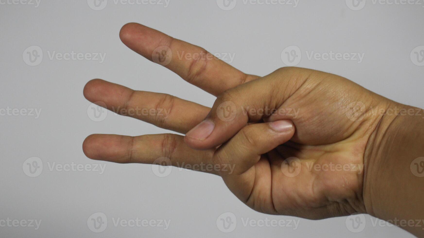 giusto mano tre dito gesto. isolato su bianca sfondo foto