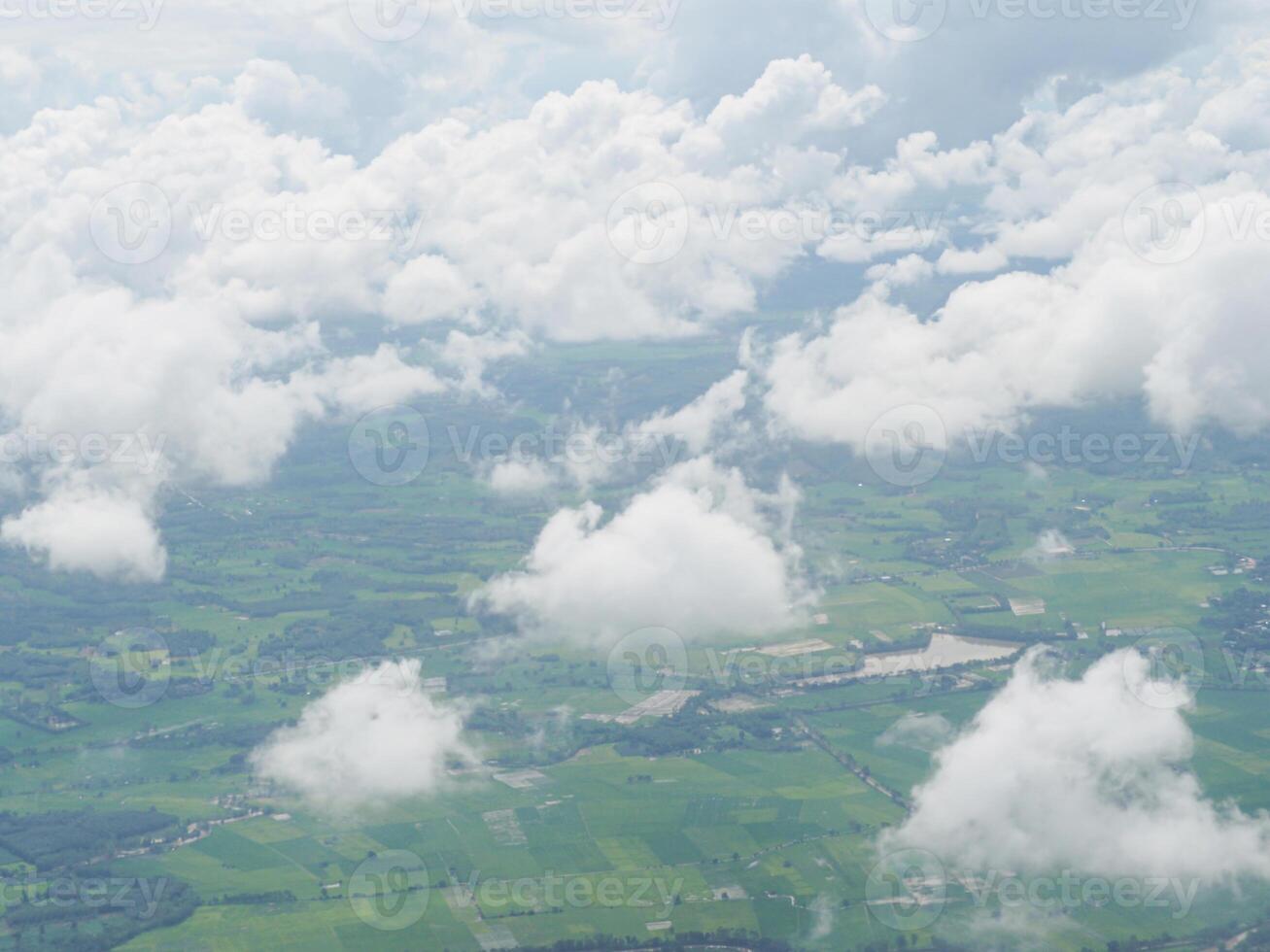 vista aerea del cloudscape visto attraverso la finestra dell'aeroplano foto