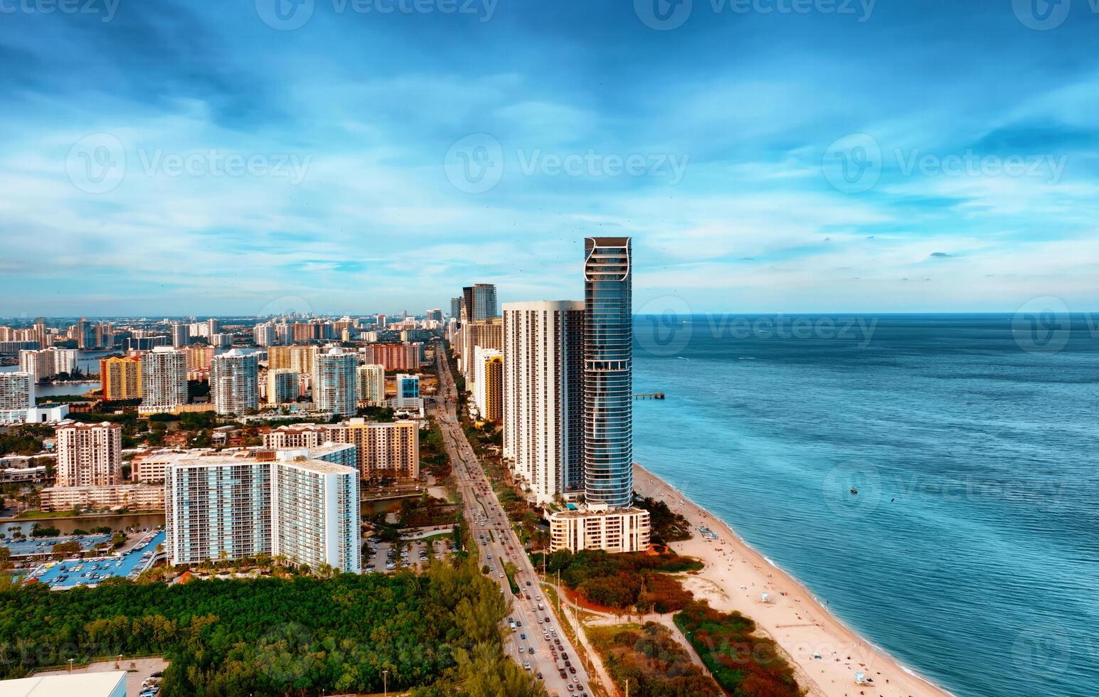 aereo Visualizza di miami città e oceano, travolgente paesaggio urbano annidato a fianco vasto oceano acque foto