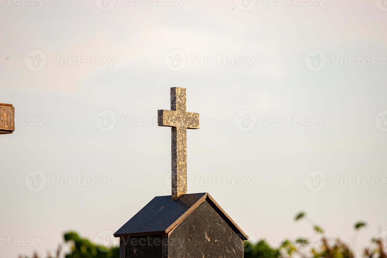 croce di marmo della tomba foto